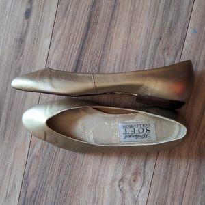 Vintage Worthington Gold flats